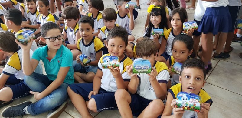 Prefeitura entrega ovos de Páscoa e faz a alegria das crianças.
